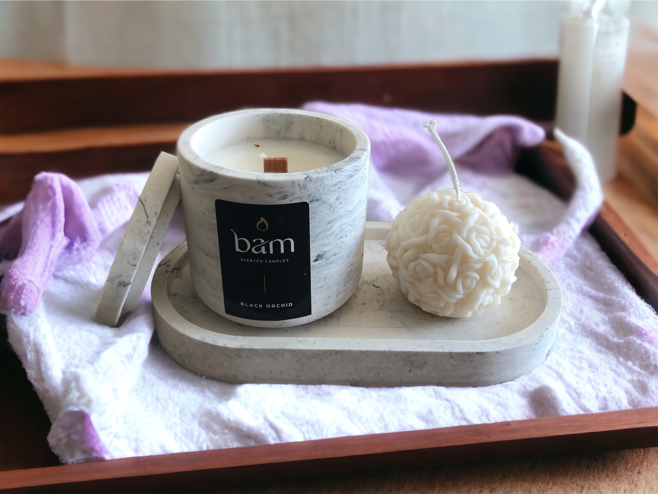 geschenkset met zwarte orchidee geurkaars, decoratieve kaars en schaalt